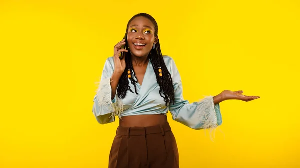 Позитивная Афро Американская Женщина Разговаривает Через Смартфон Глядя Сторону Жестикулируя — стоковое фото