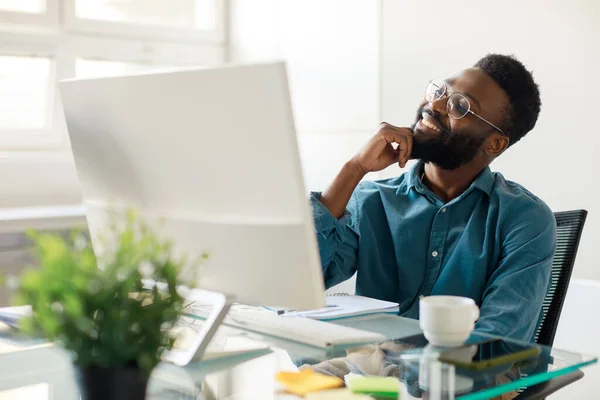 Sueño Optimista Hombre Negro Feliz Empleado Sentado Lugar Trabajo Delante —  Fotos de Stock