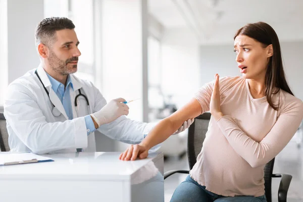 Vyděšená Těhotná Žena Odmítla Očkování Seděla Klinice Ukazovala Zastavené Gesto — Stock fotografie