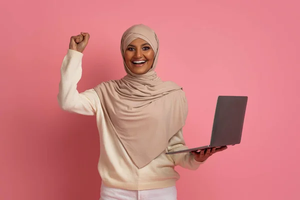 Mujer Musulmana Emocionada Hijab Sosteniendo Computadora Portátil Celebrando Éxito Alegre —  Fotos de Stock