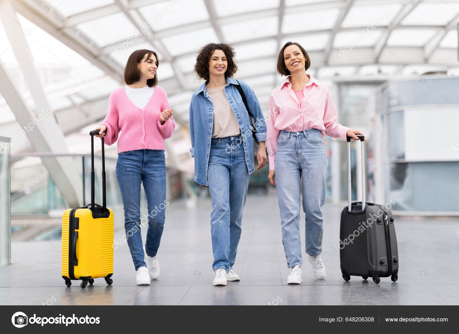 Mujer Caminando Mujer Con Maletas De Viaje Amigos Viajando Tres - Main Image