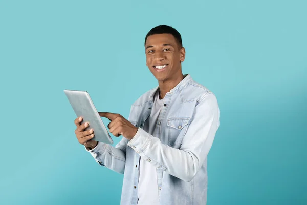 Cheerful Millennial Black Guy Casual Typing Tablet Surfing Internet Chatting — Stock Photo, Image