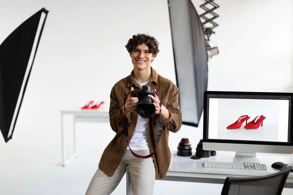 创意摄影师检查电脑显示器上的照片 在摄影棚用时髦鞋子工作的人 在内容摄影后享受结果 摄影概念 — 图库照片