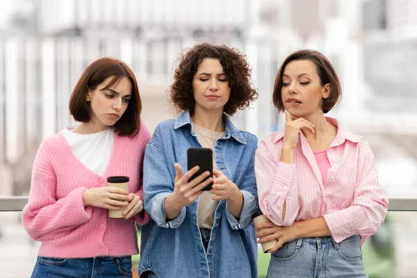 Три Незадоволені Жінки Використовують Смартфон Стоячи Терасі Відкритому Повітрі Група — стокове фото