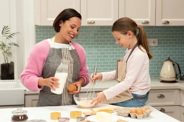 Smiling Caucasian Young Mother Little Daughter Make Cookie Dough Milk — Stock Photo, Image