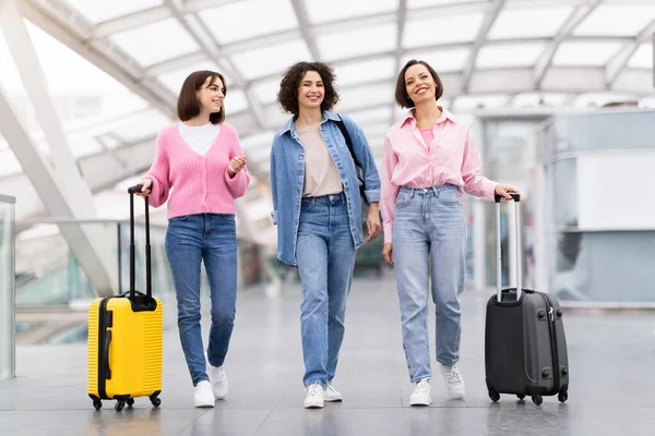 여행하는 공항에서 여성들 터미널로 비행기 탈의실에서 이야기하면서 천년기 — 스톡 사진