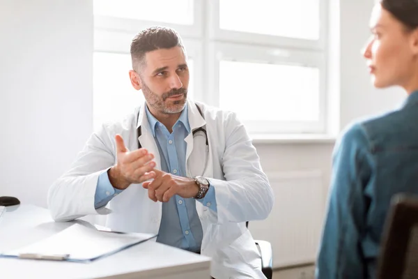 Médico Masculino Mediana Edad Conversando Con Una Paciente Femenina Médico — Foto de Stock