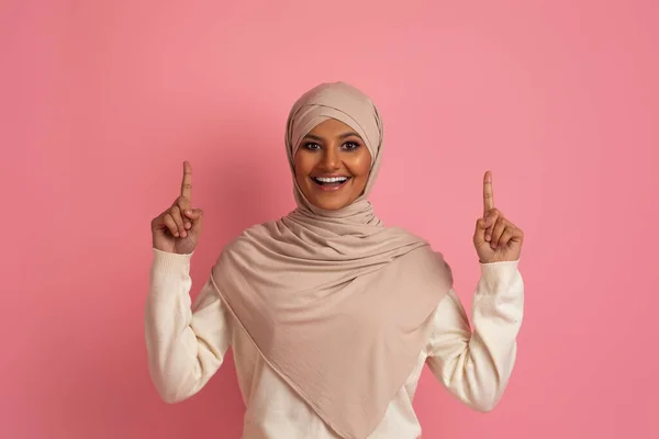 Opgewonden Jonge Moslim Vrouw Hidjab Wijzen Kopieerruimte Boven Haar Hoofd — Stockfoto