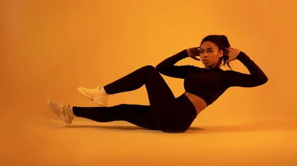 Concepto Fitness Ajuste Mujer Negra Haciendo Crujido Abdominal Codo Rodilla —  Fotos de Stock
