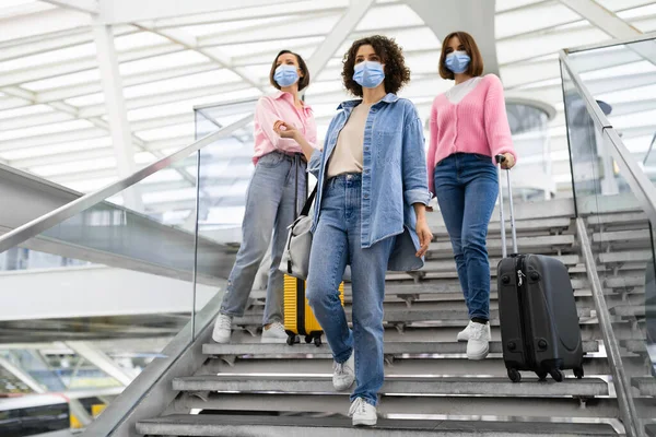 Grupo Mujeres Con Máscaras Protectoras Cara Que Caminan Por Las —  Fotos de Stock