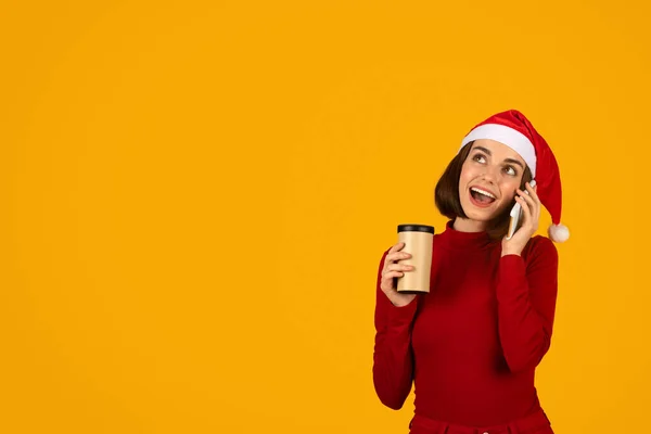 Jolie Jeune Femme Brune Excitée Tenue Rouge Chapeau Père Noël — Photo