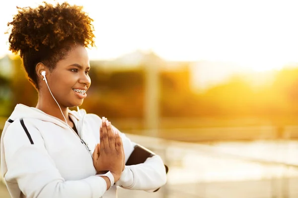 Outdoor Yoga Smiling Black Young Female Wearing Earphones Meditating Sporty — Stock Photo, Image
