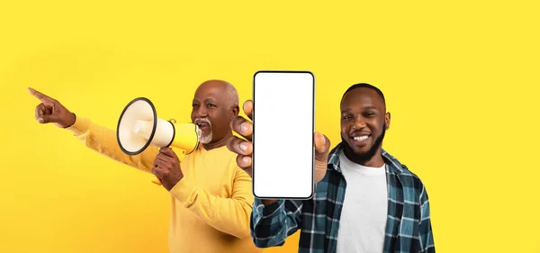 Dos Hombres Negros Usando Megáfono Mostrando Gran Teléfono Inteligente Blanco — Foto de Stock