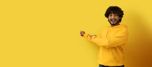 Pozytywne Emocje Podekscytowany Młody Kręcony Indianin Facet Żółtej Bluzie Wskazując — Zdjęcie stockowe