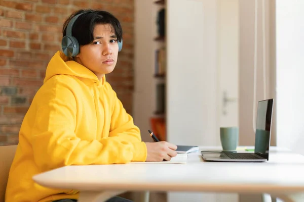 Nešťastný Japonský Student Chlap Notebooku Dělá Domácí Úkoly Učení Online — Stock fotografie