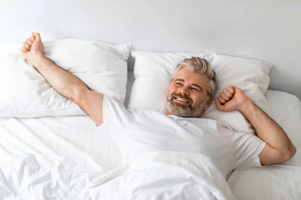 Šťastný Pozitivní Pohledný Šedovlasý Vousatý Muž Středního Věku Bílém Tričku — Stock fotografie