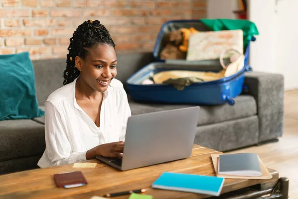 Mulher Negra Positiva Planejando Viagens Férias Com Laptop Bilhetes Reserva — Fotografia de Stock
