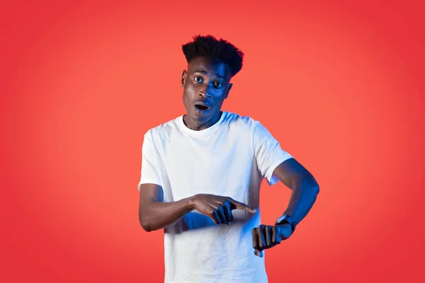 Zeitkonzept Überwältigt Geschockt Junger Schwarzer Mann Weißem Shirt Zeigt Auf — Stockfoto