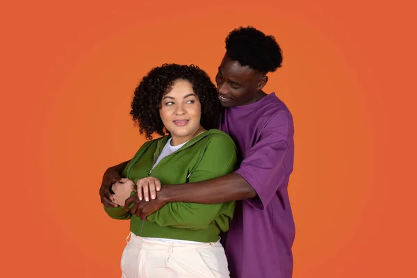 Loving Afro Amerikaanse Man Knuffelen Van Achter Zijn Mooie Vriendin — Stockfoto