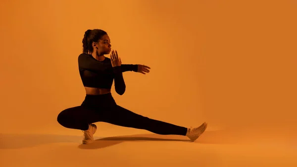 Fit Zwarte Dame Sportkleding Doet Diepe Side Squat Oefening Stretching — Stockfoto