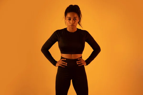 Portrét Černé Fitness Ženy Sportovním Oblečení Pózující Oranžovém Pozadí Neonového — Stock fotografie