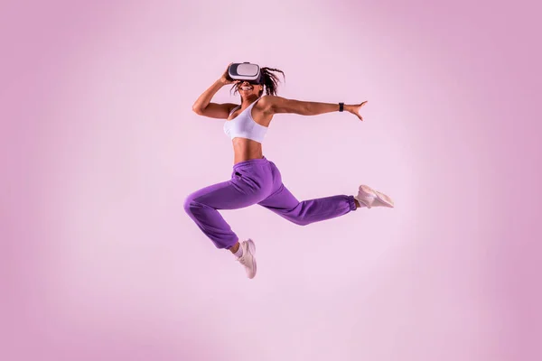 Молодая Чёрная Женщина Работающая Технологиями Прыгающая Воздухе Наушниках Виртуальной Реальности — стоковое фото