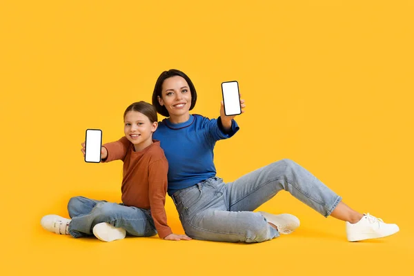 Neşeli Anne Küçük Kız Kamerada Boş Beyaz Ekranlı Akıllı Telefonlar — Stok fotoğraf