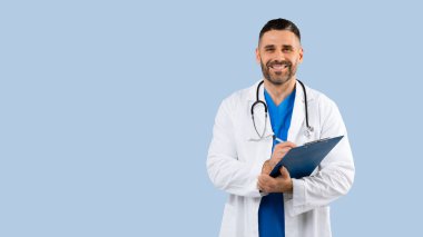 Hasta hafızasını kaybetmiş neşeli orta yaşlı bir erkek doktor, elinde klasör, kameraya gülümsüyor mavi arka planda üniformayla poz veriyor, boş alanı olan bir panorama.
