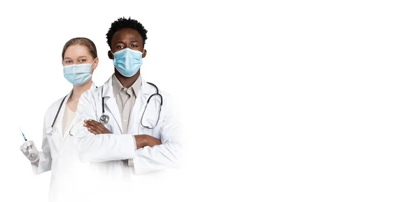 保健工作者 全景全景下 身披医疗面具的多民族医生 身披白色背景的制服 身披墨镜 头戴注射器的男性和女性医生的创造性结合体 — 图库照片