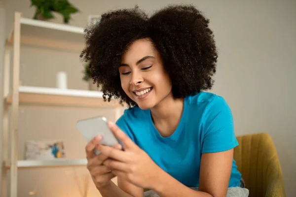 Lächelnde Junge Lockige Afroamerikanerin Tippt Auf Dem Smartphone Genießt Soziale — Stockfoto