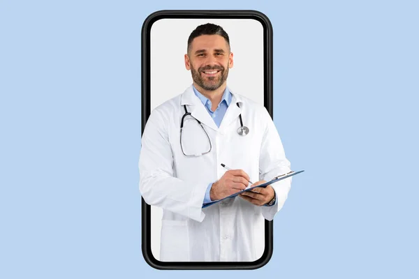 远程医疗 与医生在线预约 友好的中年医生 带着剪贴板和听诊器 在巨大的智能手机屏幕上 与蓝色背景隔离 拼贴在一起 — 图库照片