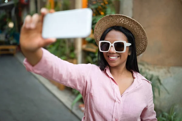 Wesoła Młoda Czarna Dama Luźnych Okularach Przeciwsłonecznych Selfie Smartfonie Cieszyć — Zdjęcie stockowe
