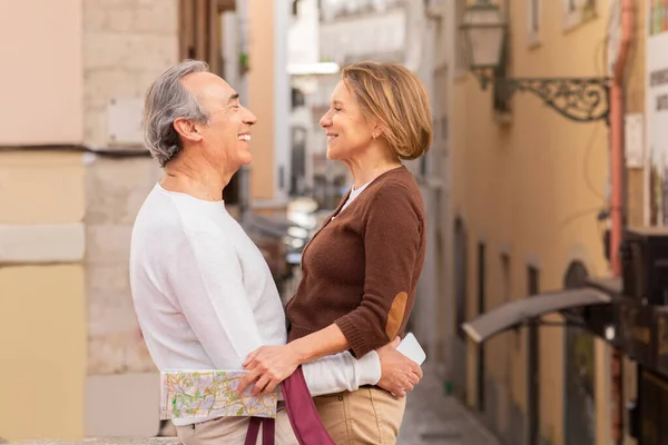 Lächelnde Ältere Ehepartner Die Sich Auf Einer Straße Einer Europäischen — Stockfoto