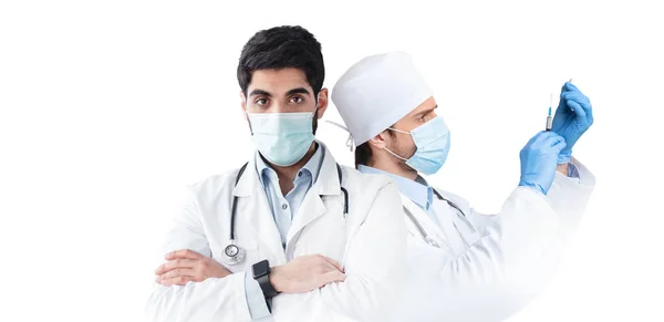 医学概念 身穿制服 头戴白色背景的医疗面罩的男医生复合形象 使用听诊器和注射器的专业医务工作者结合部 复制空间 — 图库照片