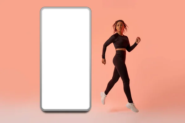 Aplikacja Fitness Czarna Kobieta Skacze Lub Ucieka Smartfona Czystym Ekranem — Zdjęcie stockowe