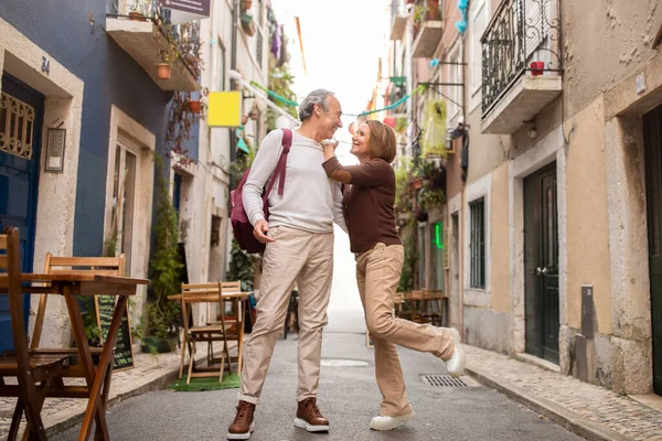 Semester Europa Vid Pensionering Glada Mogen Turister Par Posing Smala — Stockfoto