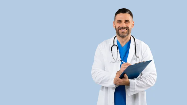 Glada Medelålders Manliga Läkare Som Arbetar Med Patient Anamnes Hålla — Stockfoto