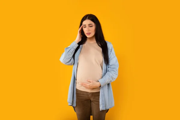 Těhotná Žena Trpící Akutní Bolestí Hlavy Masírováním Spánků Dotýkáním Břicha — Stock fotografie