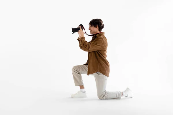 Klasik Kıyafetli Genç Bir Erkek Fotoğrafçı Profesyonel Kamerasını Tutuyor Fotoğraf — Stok fotoğraf