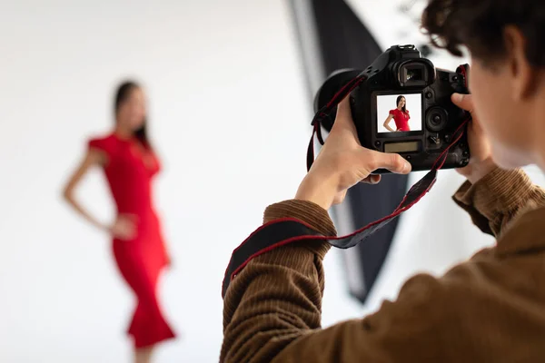 Professionell Manlig Fotograf Och Vacker Kvinnlig Modell Röd Klänning Gör — Stockfoto
