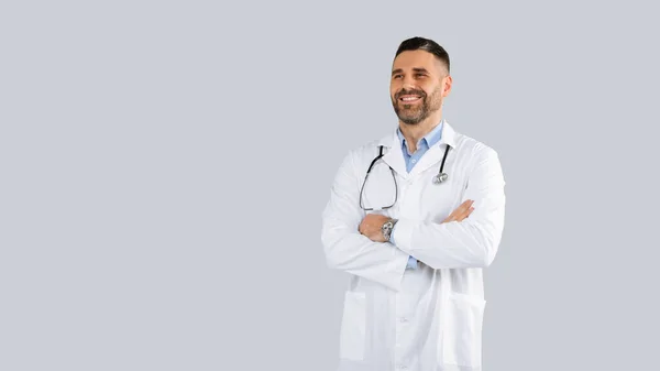 Pracownik Medyczny Szczęśliwy Mężczyzna Średnim Wieku Lekarz Mundurze Pozowanie Złożonymi — Zdjęcie stockowe