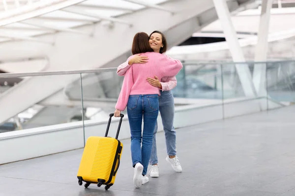 Treffen Flughafen Zwei Freundinnen Die Sich Nach Ihrer Ankunft Der — Stockfoto