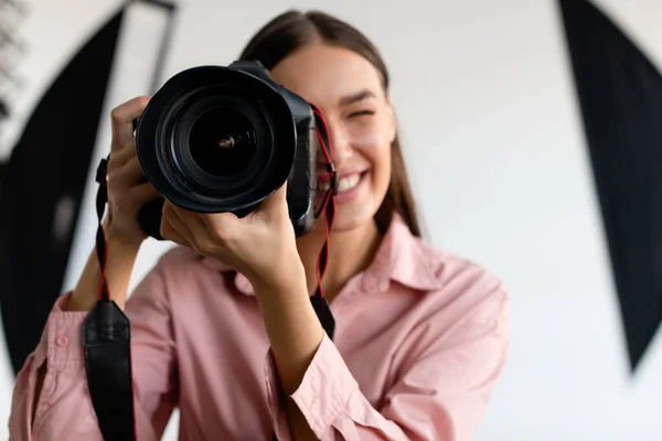 Retrato Close Jovem Fotógrafa Tirando Foto Senhora Trabalhando Photostudio Com — Fotografia de Stock