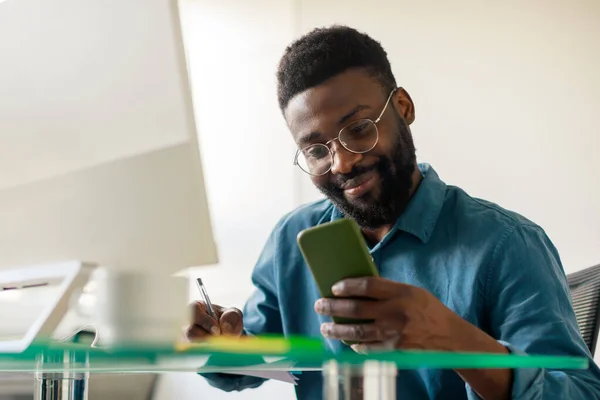 Positieve Afro Amerikaanse Zakenman Met Behulp Van Mobiele Telefoon Het — Stockfoto