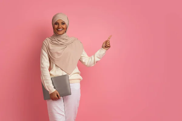 Koukni Tohle Vzrušený Muslim Žena Držení Notebook Ukazující Pryč Kopírovat — Stock fotografie