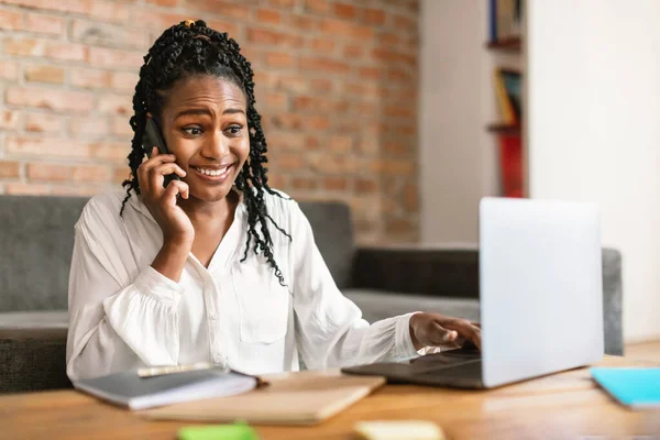 Mobilní Komunikace Černá Žena Mluví Mobilu Pracuje Notebooku Dáma Telefonem — Stock fotografie