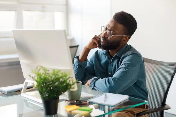 Gerente Masculino Negro Pensativo Sentado Frente Computadora Teniendo Problemas Sentado —  Fotos de Stock