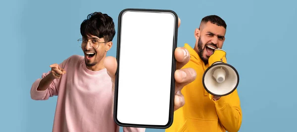 Dois Caras Árabes Anunciando Oferta Móvel Mostrando Branco Smartphone Usando — Fotografia de Stock