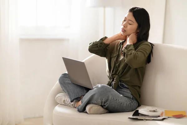Przepracowana Zmęczona Młoda Azjatka Freelancer Siedząca Kanapie Laptopem Kolanach Domu — Zdjęcie stockowe