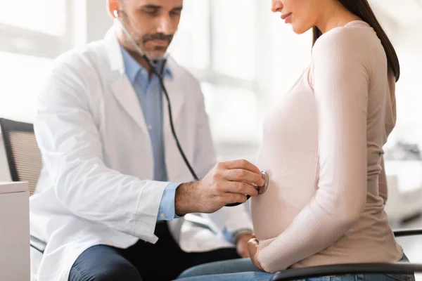 Koncepcja Opieki Zdrowotnej Prenatalnej Mężczyzna Lekarz Badania Brzucha Ciężarnych Kobiet — Zdjęcie stockowe